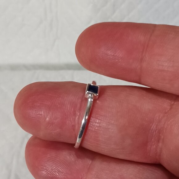 NWOT Dainty Stackable Sterling Silver Cube Blue Sapphire Ring Size 8 - Picture 5 of 16